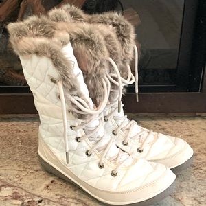 COLUMBIA.  Off white puffer  boots.  FauxFur lined Size 9